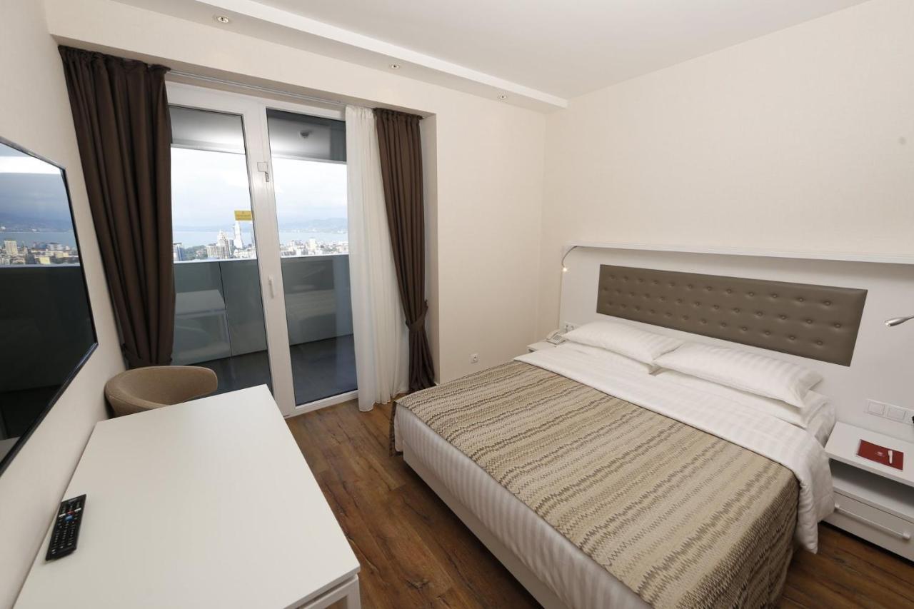 Apartments In Alliance Batumi Esterno foto